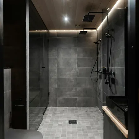 Spacious For 9 With Sauna